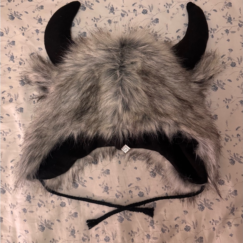 Amazon Essentials Faux Fur Viking Hat - Black and Gray